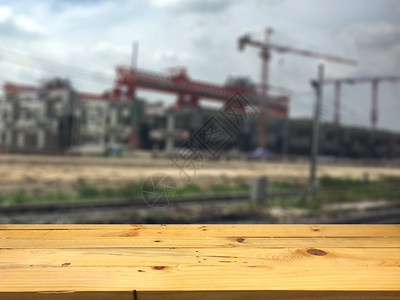 空木制桌间平台和模糊的建筑面积背景用于显示产品时的相容住房水泥宅背景
