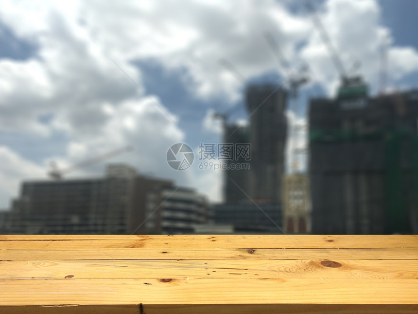 外部的工程行业空木制桌间平台和模糊的建筑面积背景用于显示产品时的相容图片