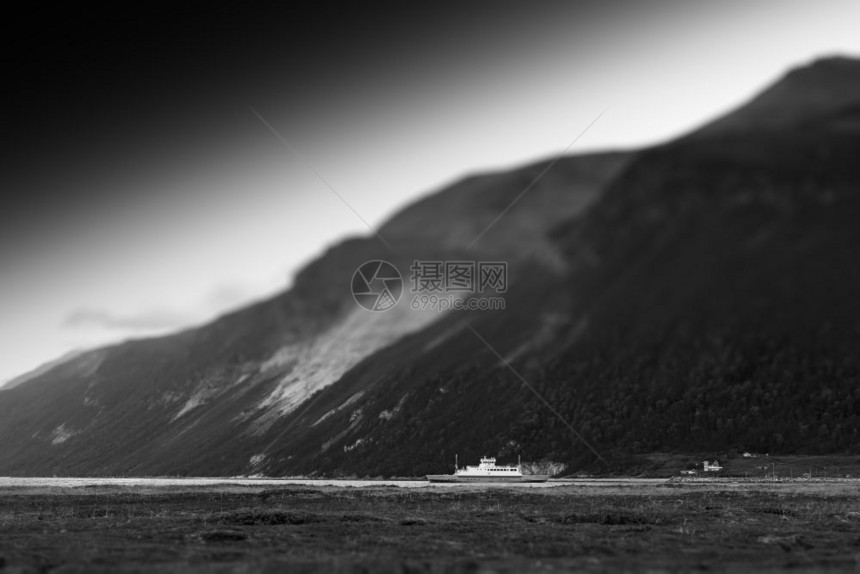 充满活力奥斯陆峡湾挪威黑白船靠近山脉背景挪威黑白船靠近山脉背景高清图片
