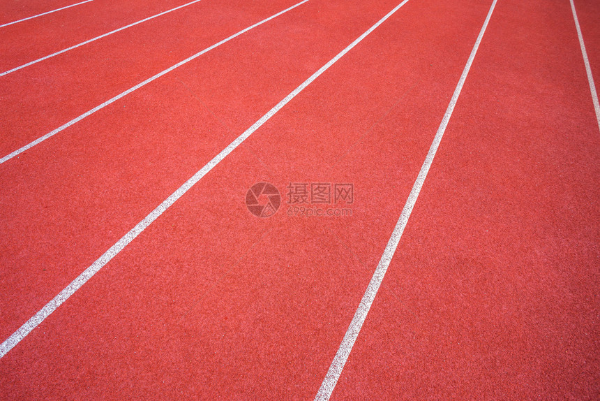 白色的体育场线和户外体育场赛马红色橡皮道的纹身是8条田径和绿草地有白色运动场和履带红色的地图片