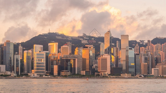 摩天大楼际线都会日落时维多利亚港和香天际的全景图片