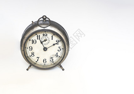 精确过去的旧模拟时钟手和数字同年金属闹钟及古董白色的图片