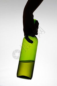 饮料点亮握着绿酒瓶的手休全黑暗图片