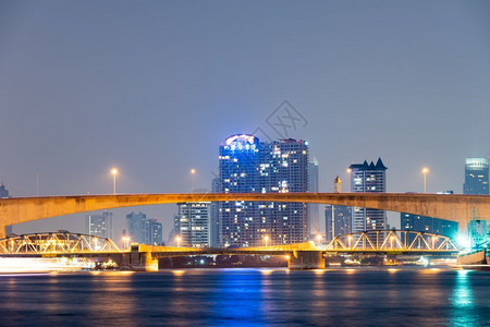 披耶天际线暮曼谷河桥高楼大厦后的夜晚图片