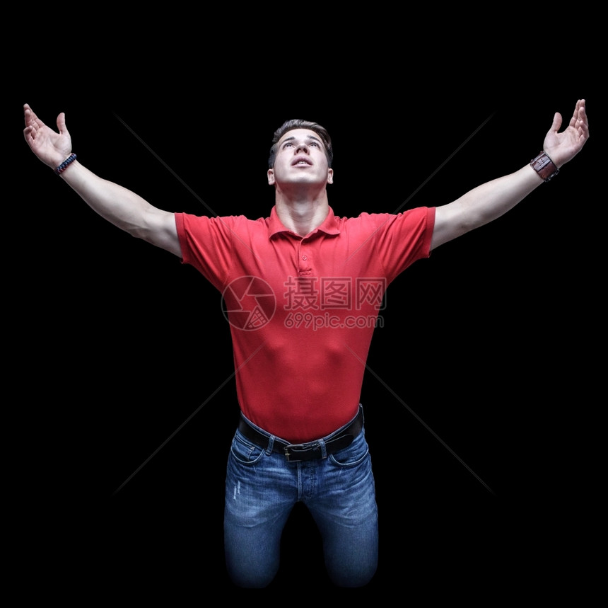 上帝提高一种年轻男人用举起的手仰望在跪着姿势上图片