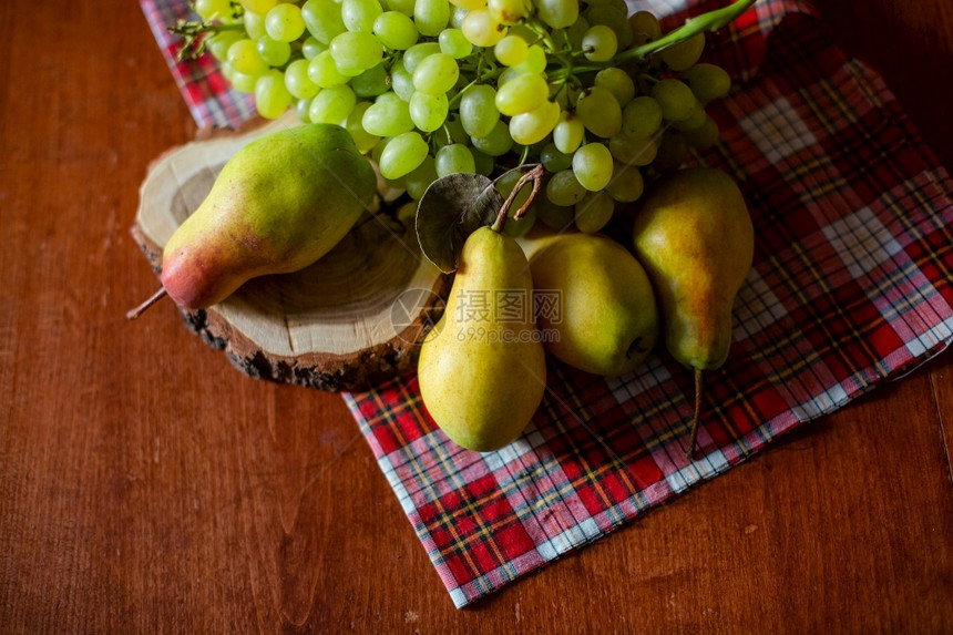 桌子上的水果图片
