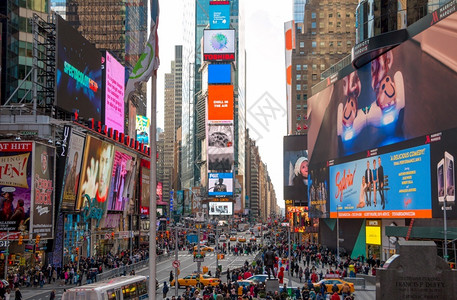 正方形广告牌仅有的状态美国纽约市白天美国纽约市时报广场编辑台有很多人汽车和广告仅使用纽约日间时报编辑台的只有纽约日间时建筑学背景