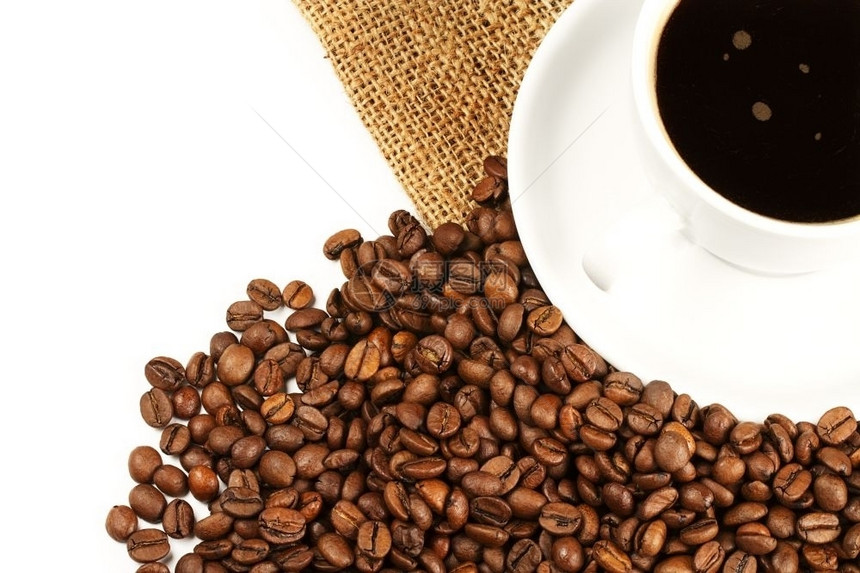 黑暗的休息纺织品顶部的咖啡杯上面有黄麻和豆子顶部的咖啡杯里面装满了白色背景的黄麻咖啡和豆子图片