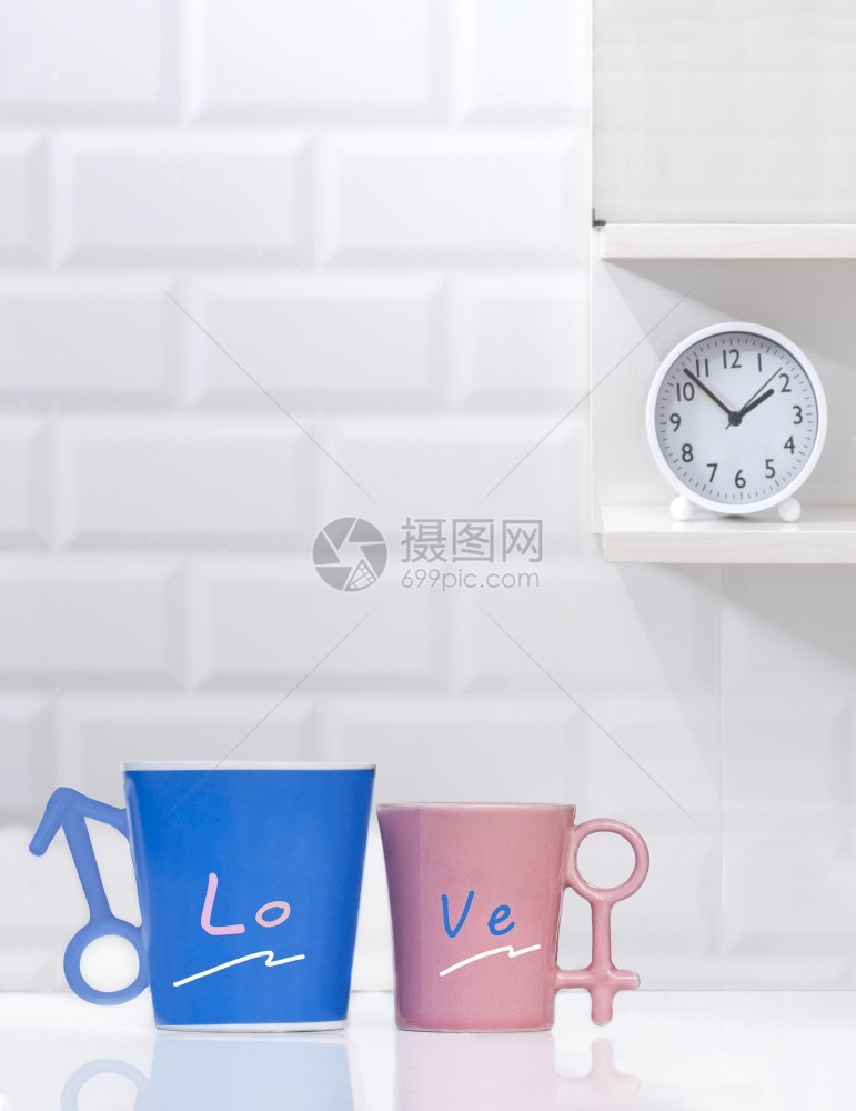 饮料情人节女两杯蓝色和粉红咖啡杯在架子上用白瓷砖墙壁背景的圆桌时间图片