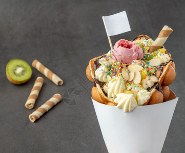 可口带冰淇淋水果巧克力酱和多彩糖果的红公或泡松饼威化奏鸣曲图片