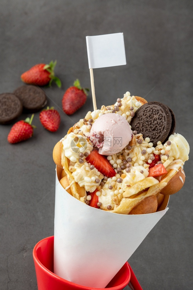 食物带冰淇淋水果巧克力酱和多彩糖果的红公或泡松饼时髦的香草图片