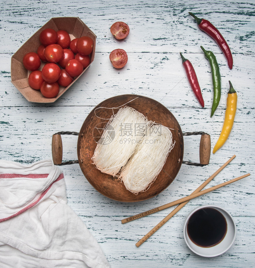 以浅生木背景文字空间的辣椒西红柿和酱丰乔萨概念准备意大利面搅拌食物图片