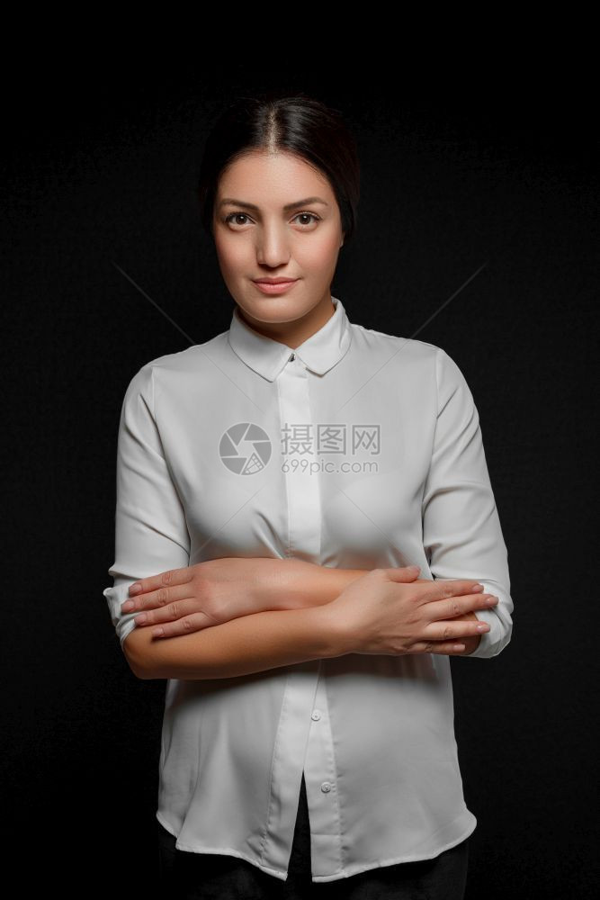 身着白衬衫和黑色背景皮带的亚洲褐色妇女肖像孩优雅黑发图片