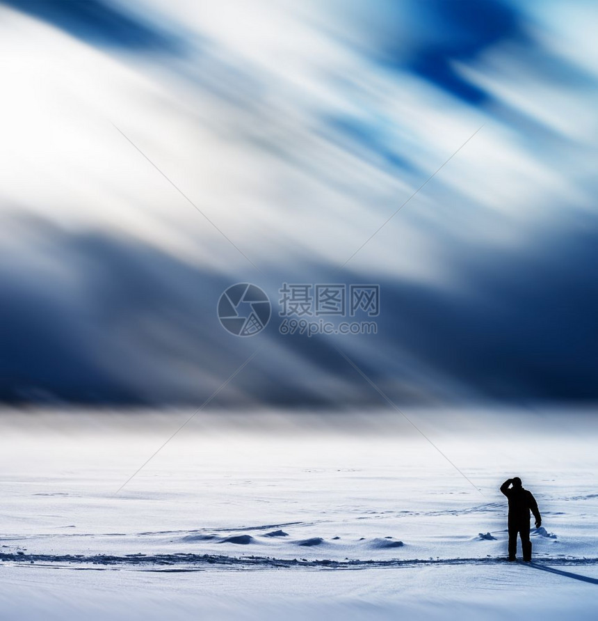 模糊广场人与暴雪背景相交的广场男子未来图片