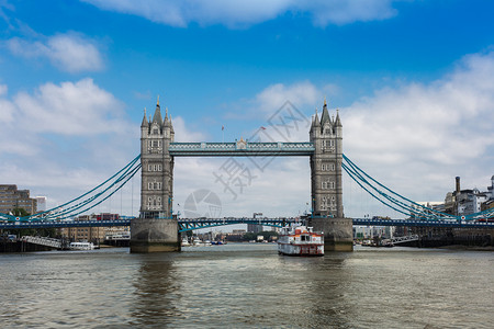 英国伦敦塔桥的一座联合吊桥和悬索伦敦塔的一座联合吊桥和悬索天空结合图片