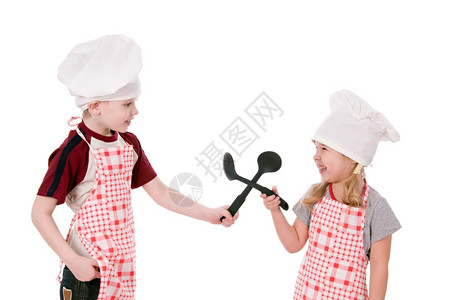 男女微笑两名身着厨师服装的儿童在白色背景上被孤立图片