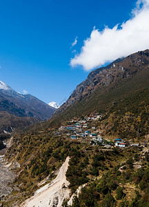 最佳喜马拉雅山地貌高村庄和山丘前往尼泊尔美丽的结石图片