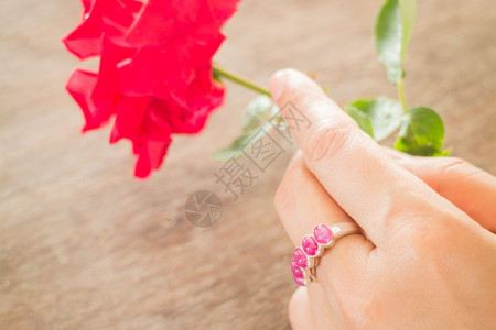首饰真实的情人节手在经典红宝石戒指上股票照片图片
