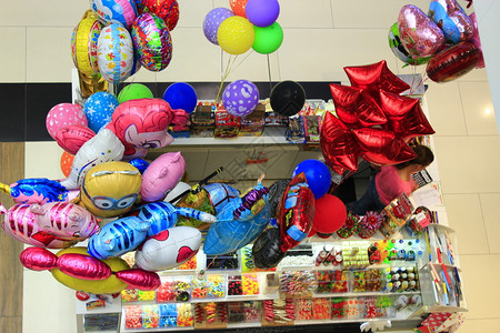 糖果商销售飞店铺彩色气球商和不同多色气球糖果店的甜点上面有不同的彩色气球和糖果店背景