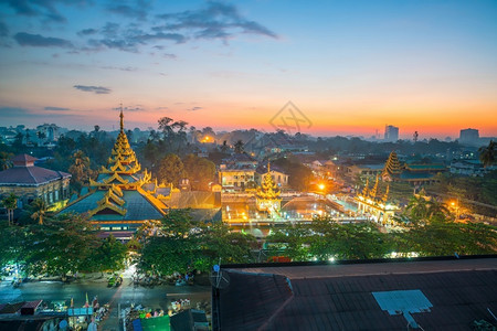 缅甸仰光天线日落美丽佛教宝塔的图片