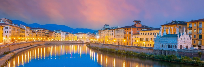 户外日落在意大利托斯卡纳与比萨老城和阿诺河相邻的城市中心图片