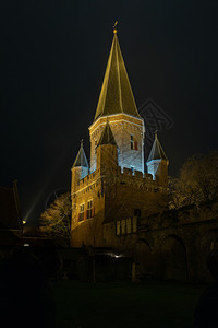 夜间在Zutphen的Drogenaps市大门塔绿色纪念碑石板图片