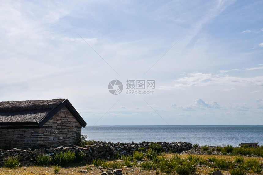 目的地在瑞典奥兰岛的布鲁德斯塔一个老捕鱼小屋旁观支撑地点图片