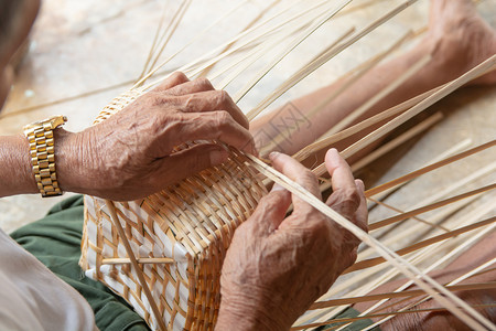 简单的质地高人手工编织竹子图片