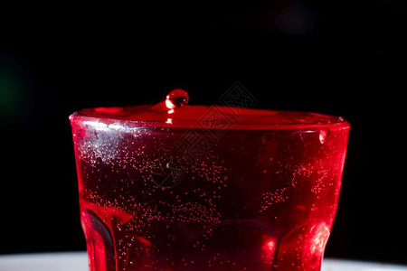 饮料玻璃杯中红色液体滴美丽的寒冷图片