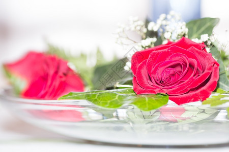 目的爱湿中心装饰品有玫瑰和各种花朵图片