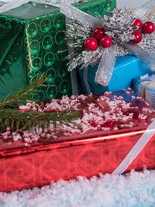降雪分支一大堆树上蓝色背景的礼物盒松树图片