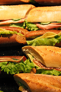 午餐一顿饭三明治用新鲜烤法国面包腊肠培根奶酪和沙拉蔬菜制成黄瓜图片