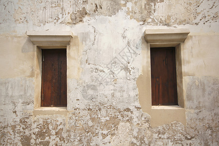 街道城市的屋带木窗白色水泥墙图片