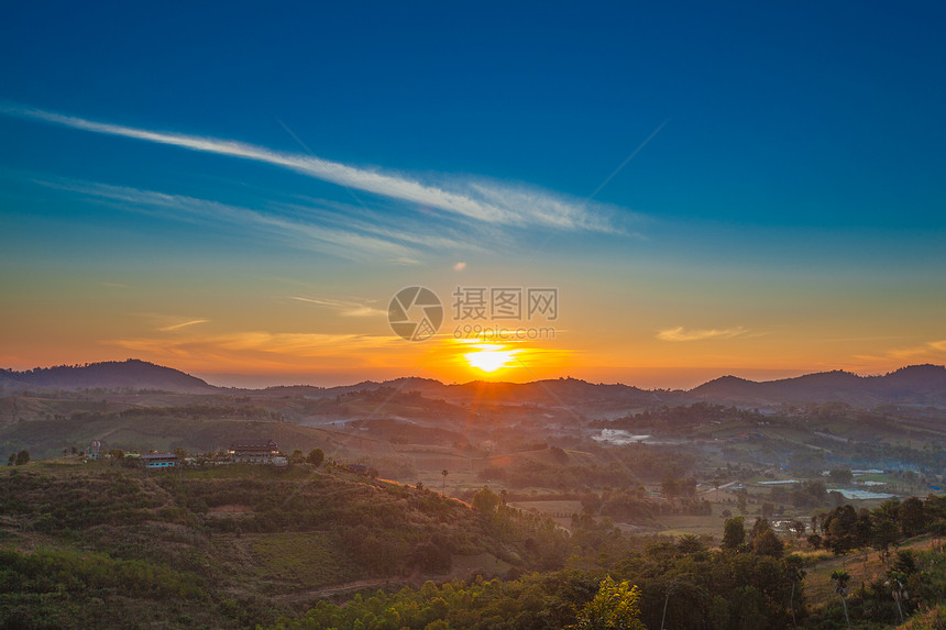 日落时的山川地平线图片