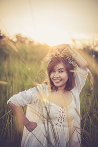 日落时在金田上摆姿势的年轻亚洲女人漂亮的美丽亚洲人图片