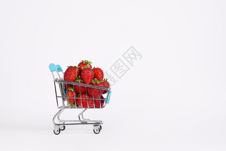 草莓促销展板购物车中的草莓背景