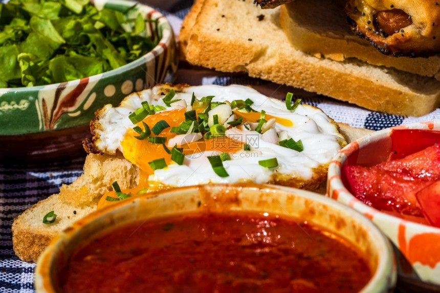 番茄酱香肠卷面包上煎蛋加酱汁和切碎蔬菜的不同碗面精美配香肠卷烤面包上的炒蛋不同碗有机的图片