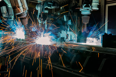 工程平台技术业机器人正在运动汽车工厂中焊接部件图片