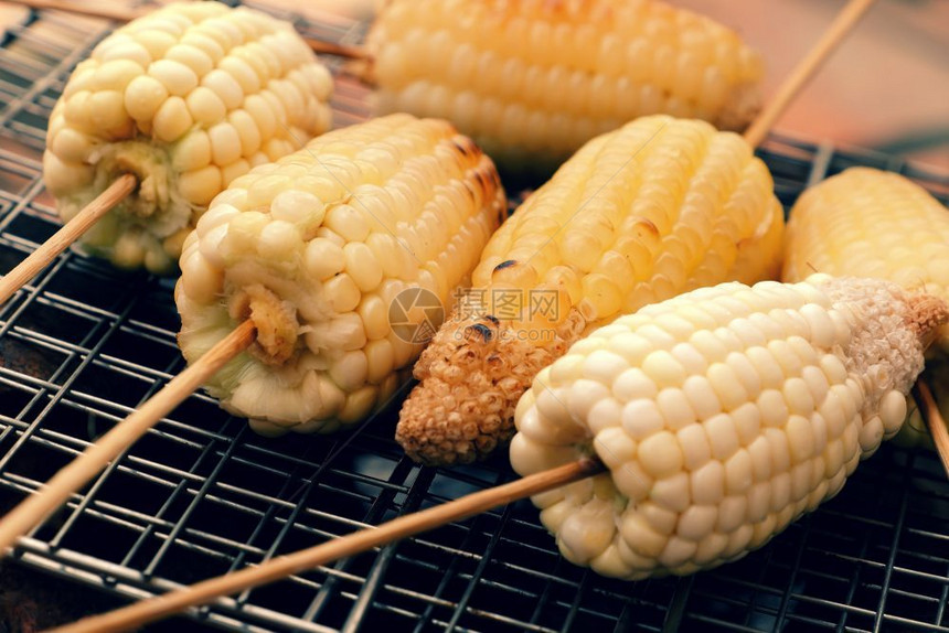烤架上的烤玉米图片