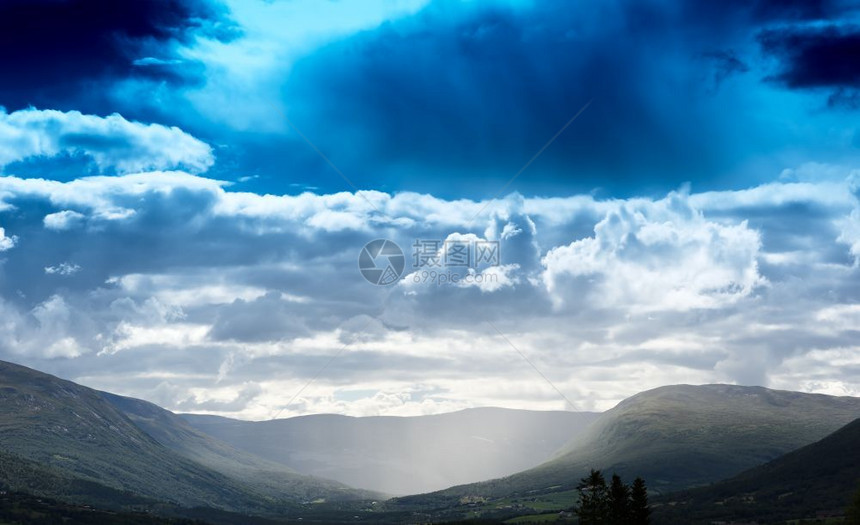 富有的云目下雨挪威山谷风景背高清下雨的挪威山谷风景背图片