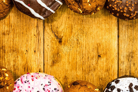 吃面团由巧克力薯片饼干和彩色甜圈组成的框架带有复制空间的顶视图作图片