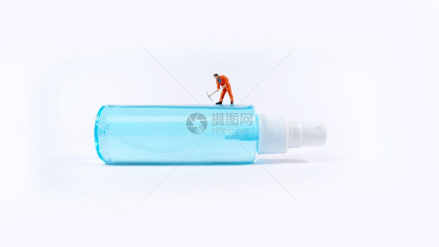 人们药物Covid19概念中站在酒精喷雾瓶上的技术工人数字图片