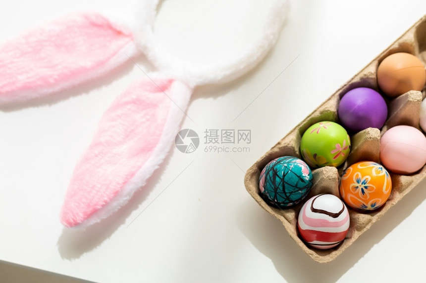 乡村多于复制活节概念彩色复活节蛋装鸡箱篮子复活节蛋和白面的兔子耳朵带有空间的黑色锈木背景图片
