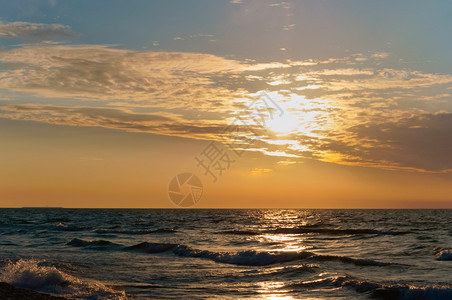 阳光海边的夕天空是紫色夕阳天空是紫色海边夕阳滩反射图片
