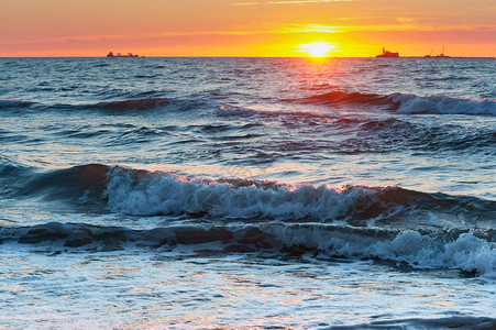 海边的夕阳天空是紫色夕阳天空是紫色海边夕阳旅行自然粉色的图片