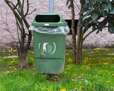 可回收差异化一片清空的绿色垃圾堆生态的图片