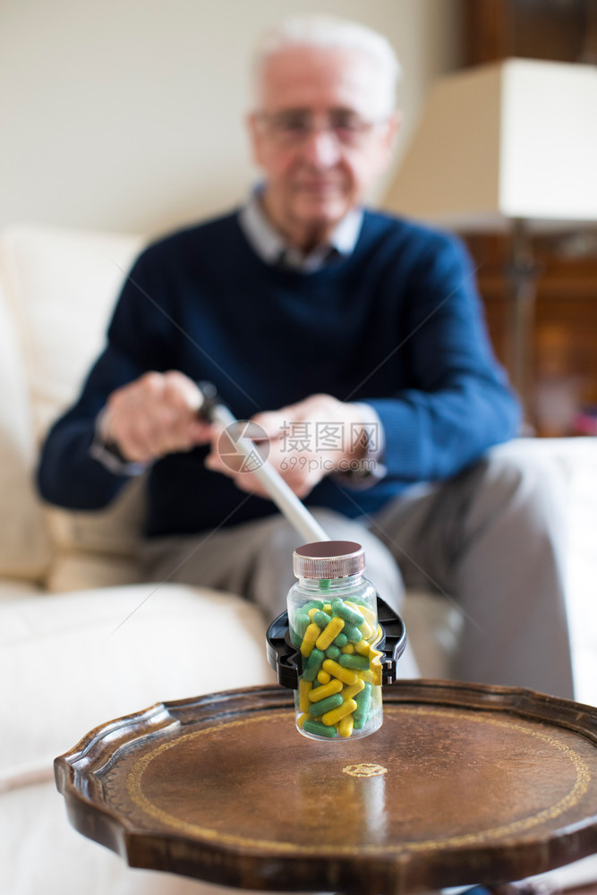 减值男援助老年子利用伸手扶起家中的药物治疗图片