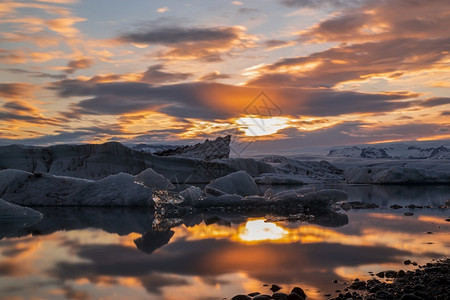 约古沙龙结石地标冰岛JokulsarlonJokulsarlon冰川环礁湖的多彩日落冰岛背景