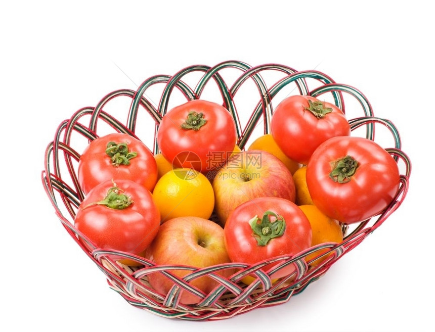 篮子白底竹中孤立的红番茄苹果和橙色可口食物图片