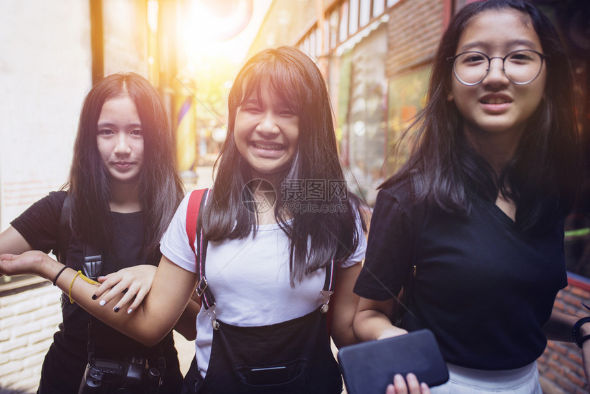 在城市生活街上行走的亚洲青少年微笑着面对幸福情绪女孩现代的步行图片